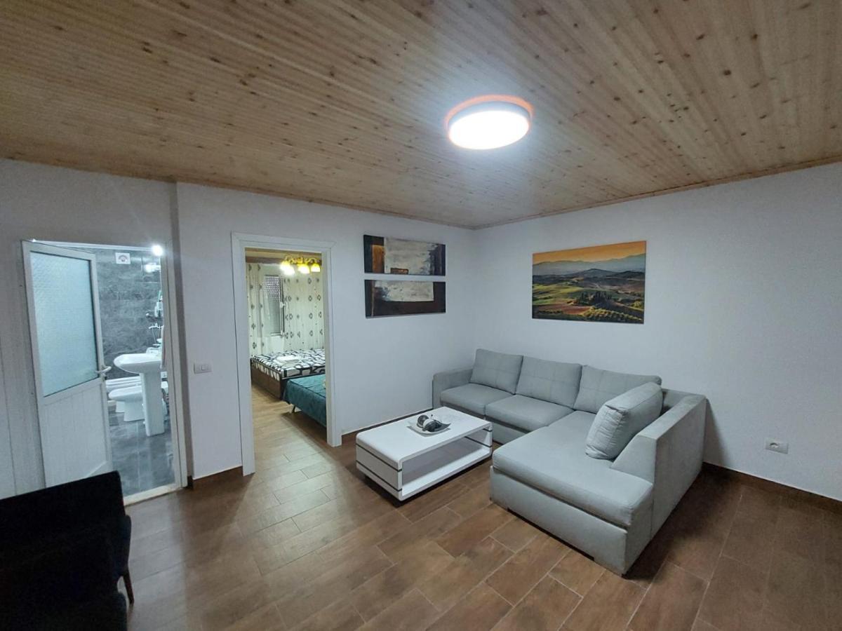 Herta Apartment Berat Esterno foto